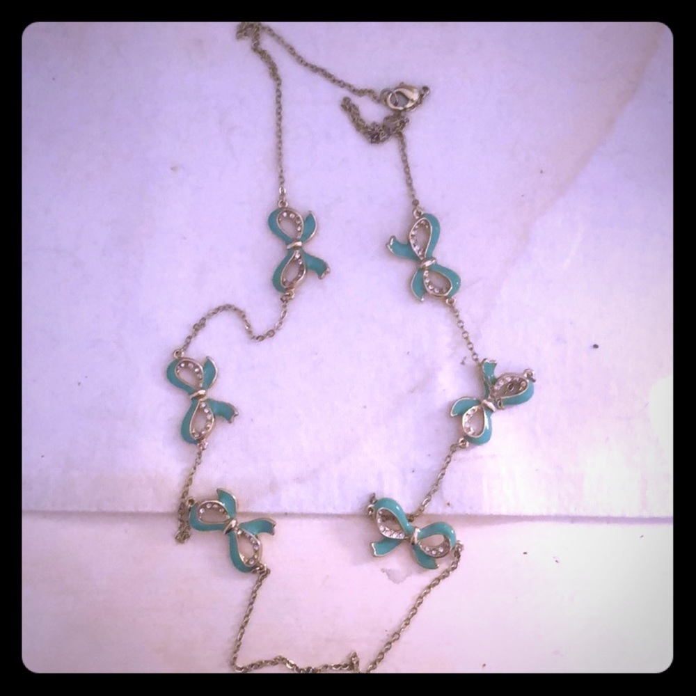 Bow necklace